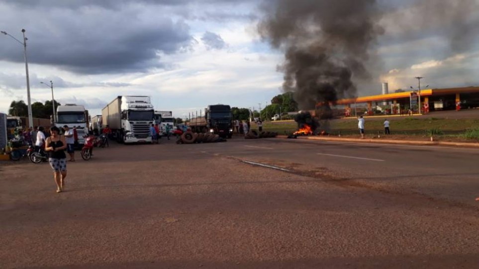 Caminhoneiros queimam pneus em ato de protesto 