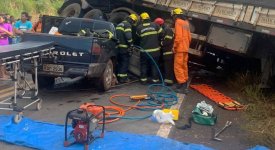 TO-335: duas vítimas de colisão entre carreta e camionete são resgatadas por bombeiros militares