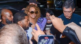 Mariah Carey surpreende fãs com simpatia ao deixar hotel em SP: ?Incrível!"