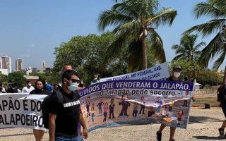 Manifestantes protestam em frente o Palácio Araguaia