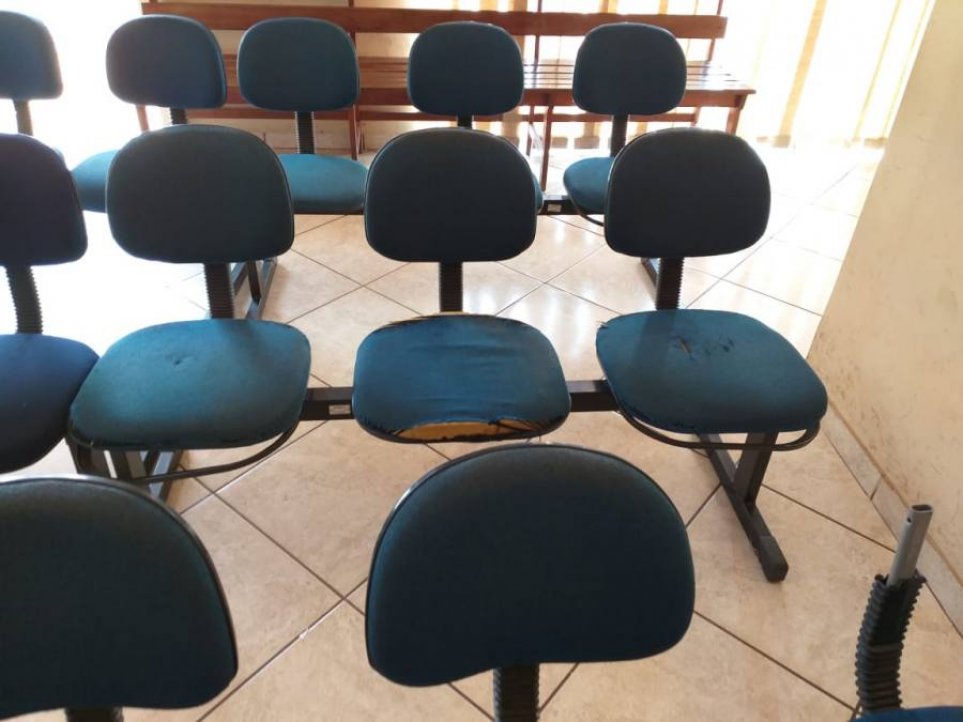 Cadeiras com estofados deteriorados e sem escoto