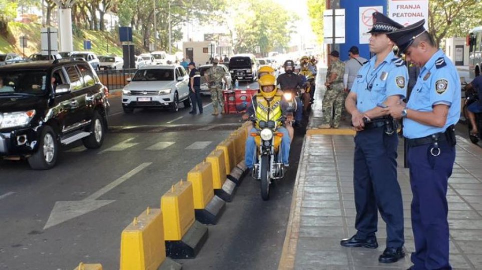 Policiais Paraguaios na ponte da amizade