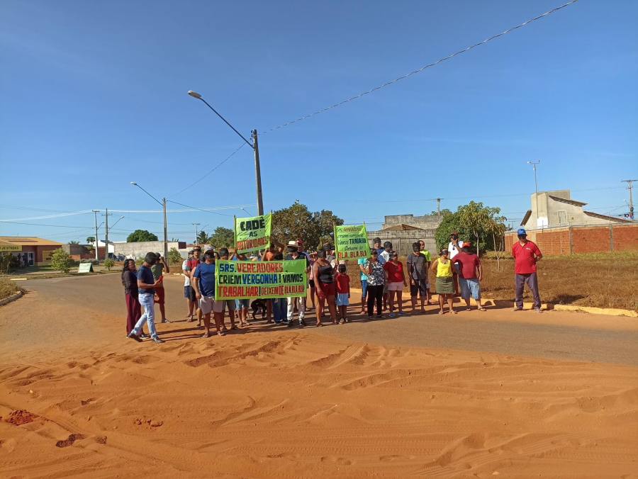 Moradores protestam contra abandono e falta de infraestrutura em Palmas