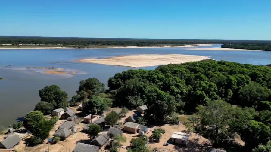 Seca severa no Rio Araguaia revela bancos de areia na Ilha do Bananal