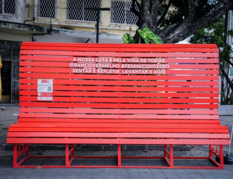 Banco gigante é instalado em Colinas do Tocantins para conscientização sobre violÃªncia contra a mulher