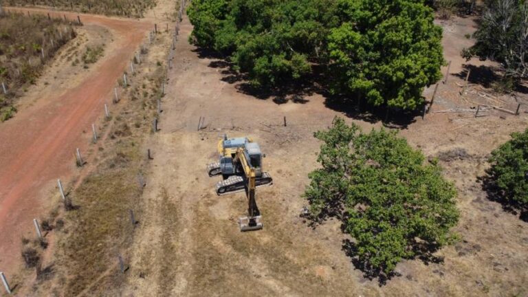 Polícia apreende retroescavadeira  cavando represa na fazenda do presidente da cÃ¢mara de Pium