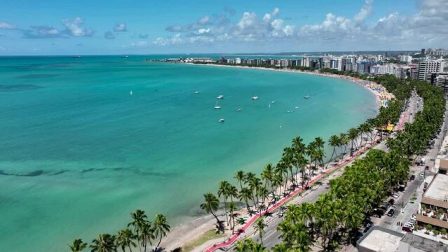 Capital do nordeste brasileiro é conhecida como o Caribe Brasileiro  e encanta com o mar azul tifany