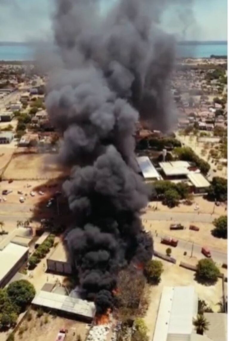 IncÃªndio devastador consome centro de reciclagem em Palmas e mobiliza mais de 20 bombeiros!