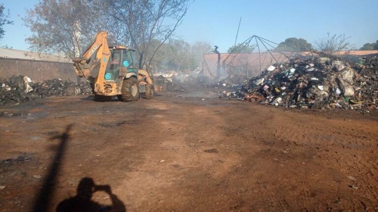 Incêndio em centro de reciclagem de Palmas intriga moradores, e Bombeiros destacam prioridade no combate ao fogo