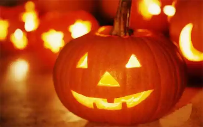 Halloween cresce em popularidade no Brasil, mas enfrenta resistência entre grupos evangélicos devido a simbolismos e raízes culturais.