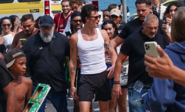 Shawn Mendes enlouquece fãs ao sair na rua e tomar banho de mar no Rio de Janeiro