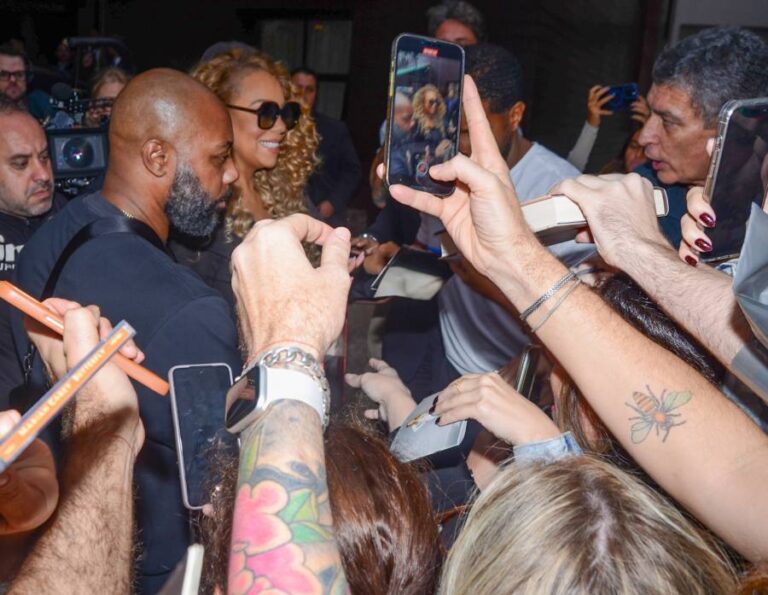 Mariah Carey surpreende fãs com simpatia ao deixar hotel em SP: "Incrível!"