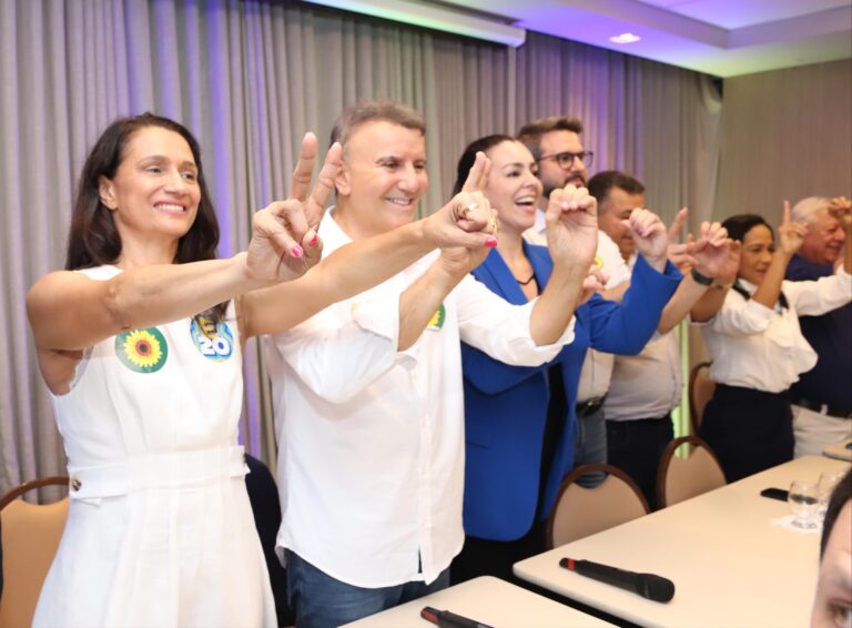 Cinthia Ribeiro e Eduardo Siqueira celebram a união em prol de uma Palmas melhor no lançamento do apoio do PSDB.