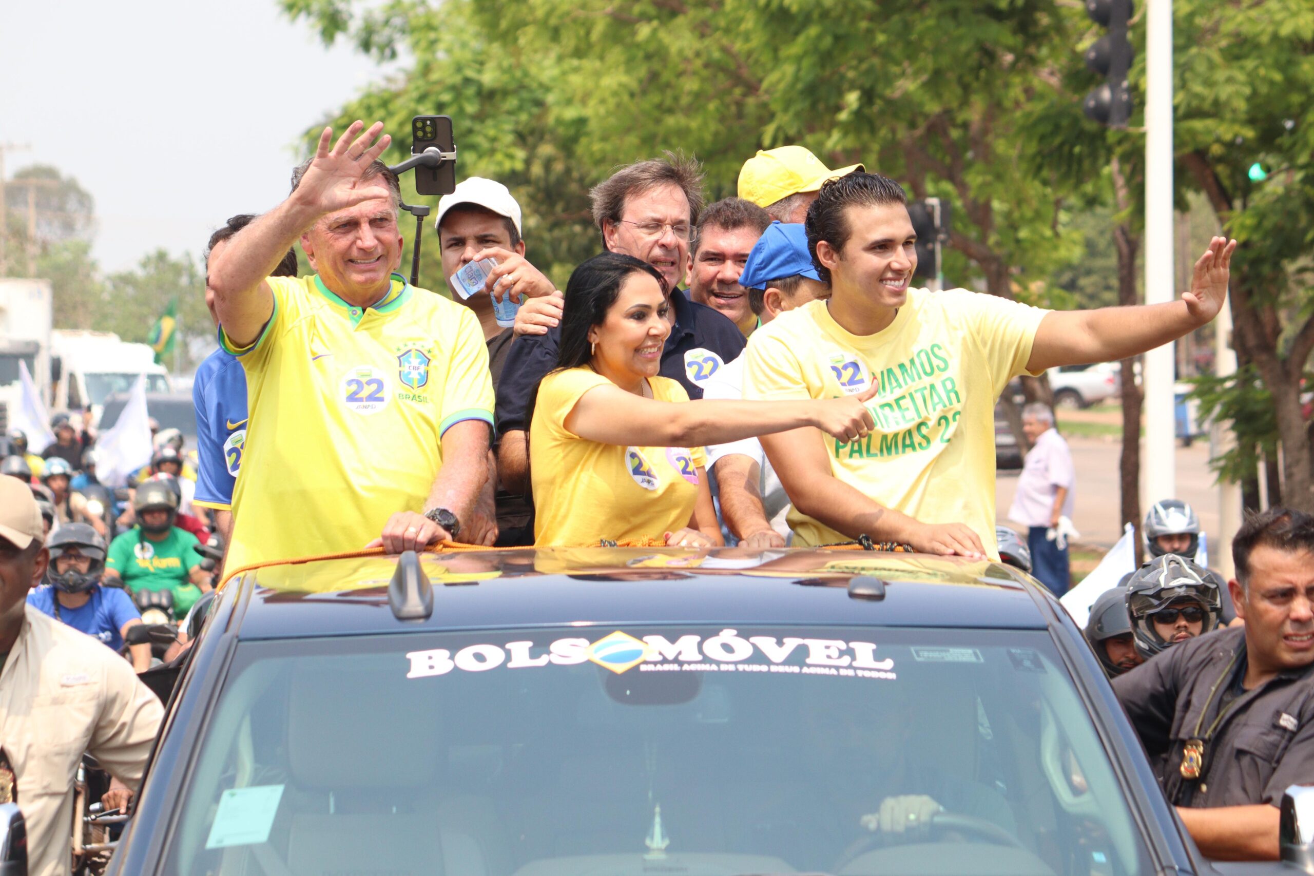 Jair Bolsonaro e Eduardo Gomes participam de carreata em Palmas ao lado de Janad Valcari, reunindo milhares de apoiadores às vésperas do segundo turno.