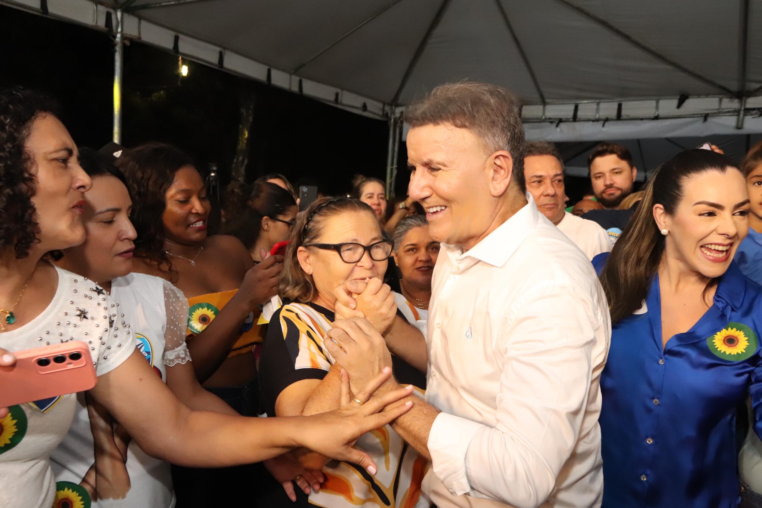 Eduardo Siqueira Campos celebra vitória ao lado de apoiadores em Palmas, resgatando o legado de seu pai, fundador de Tocantins, e reunindo antigos adversários