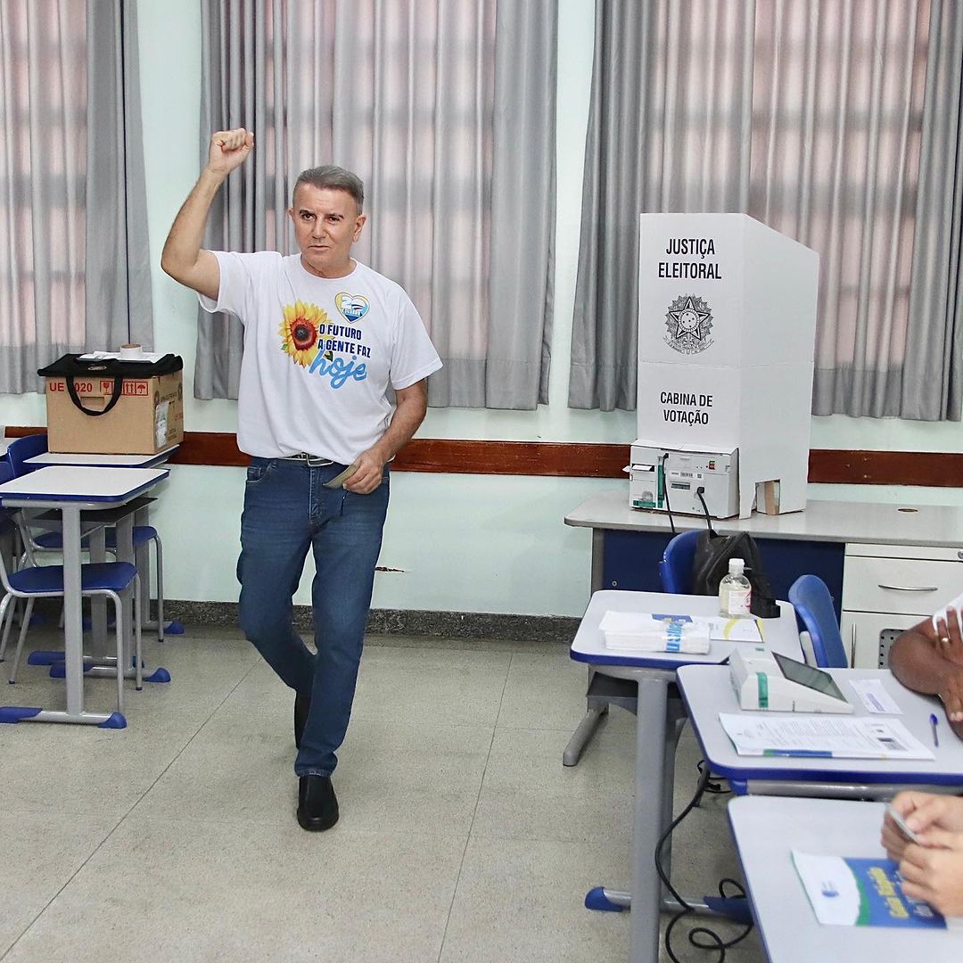 Eduardo Siqueira Campos celebra sua reeleição como prefeito de Palmas, marcando seu retorno à gestão da capital tocantinense após 32 anos e consolidando-se como o primeiro a vencer em segundo turno na cidade.