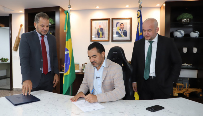 Governador Wanderlei Barbosa assina atos com o chefe da Casa Civil, Deocleciano Gomes e o secretário de Administração, Paulo César Benfica (Foto:Esequias Araújo/Governo do Tocantins)