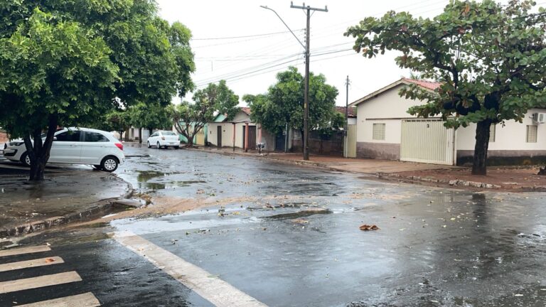 Impacto da forte chuva em Colinas do Tocantins: bairros como São João e Setor Aeroporto sofrem com a destruição. Mesmo após o temporal, o calor extremo permanece, aumentando o risco de novas tempestades.