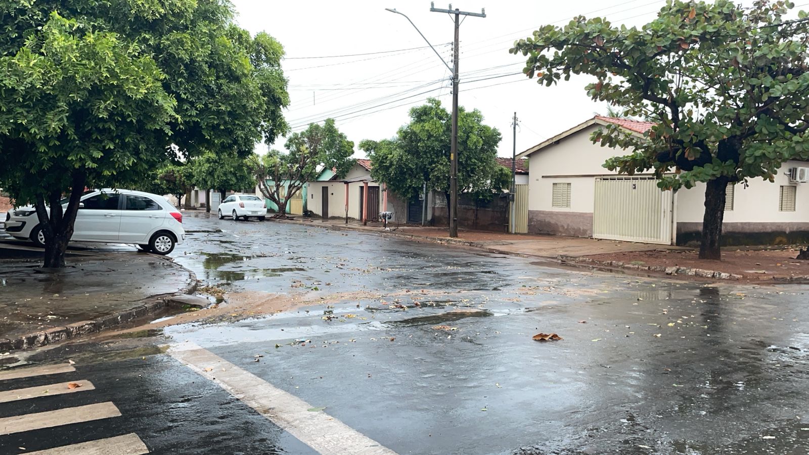 Impacto da forte chuva em Colinas do Tocantins: bairros como São João e Setor Aeroporto sofrem com a destruição. Mesmo após o temporal, o calor extremo permanece, aumentando o risco de novas tempestades.