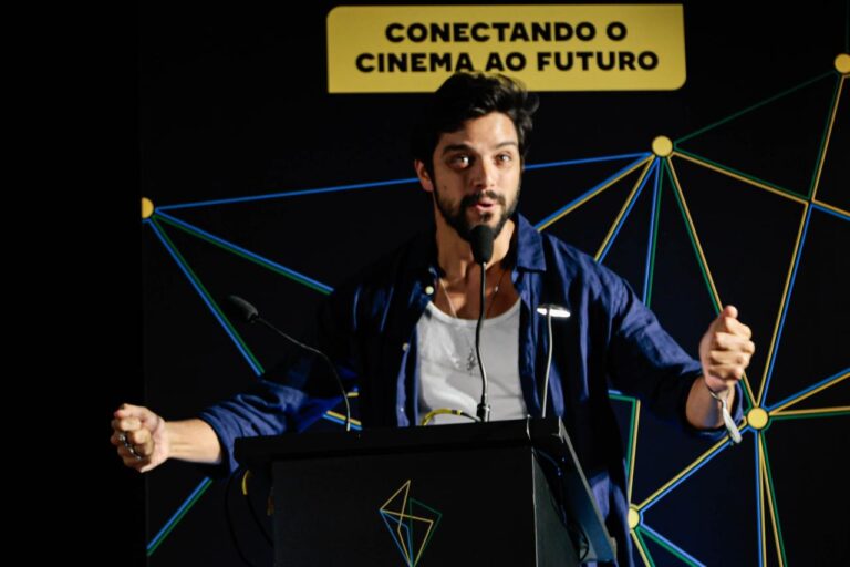 Rodrigo Simas fala sobre o filme ‘Viva a Vida’ durante a Expocine 2024 em São Paulo