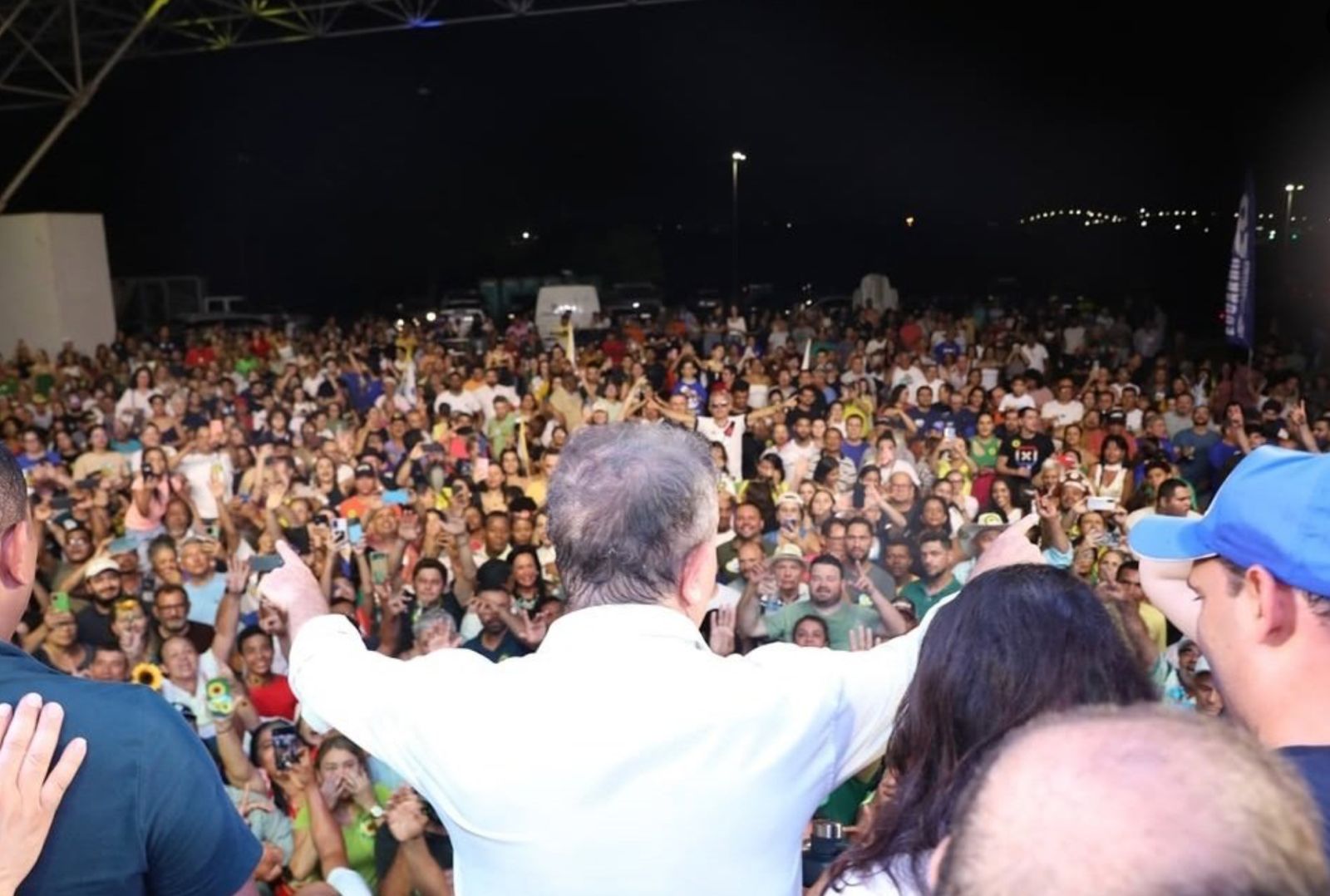 Eduardo Siqueira Campos comemora vitória ao lado de apoiadores no Espaço Cultural de Palmas.