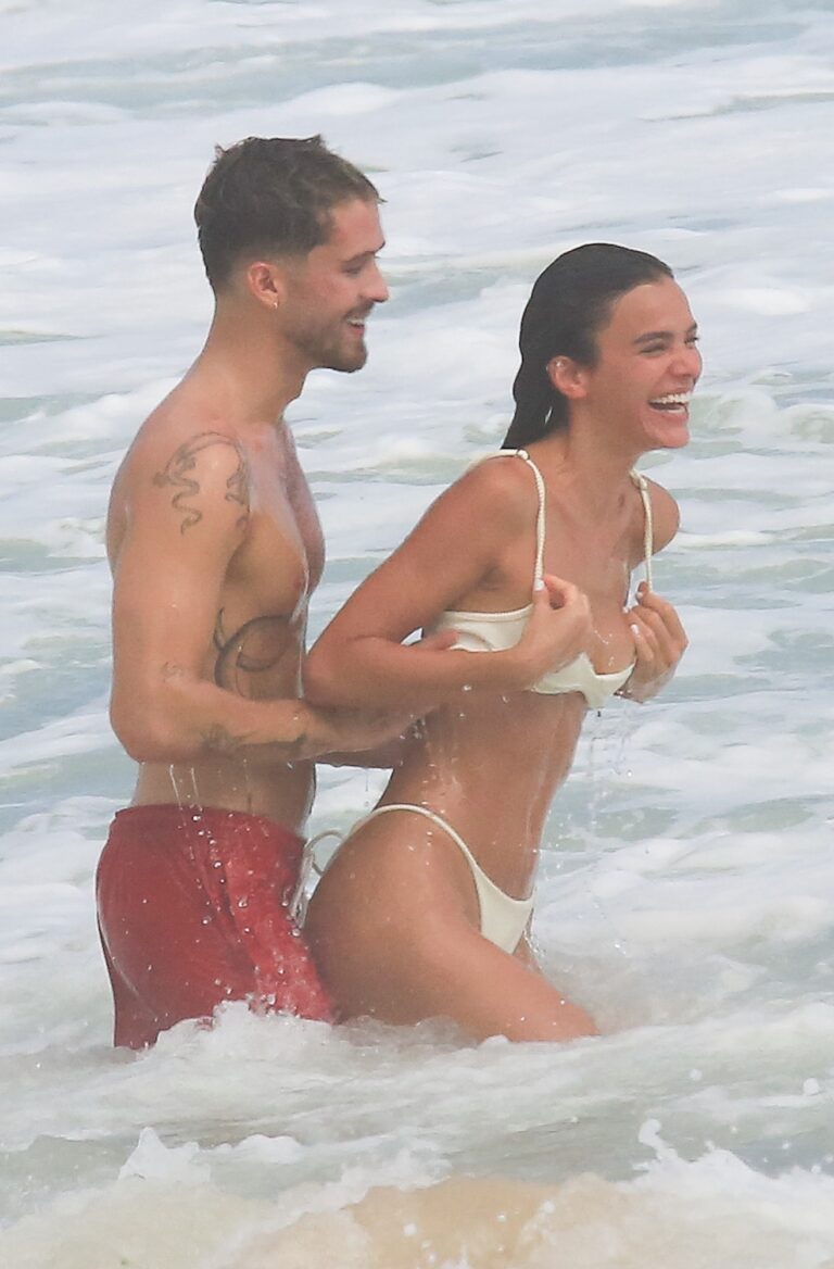 Doces ou travessuras:  Em dia de Halloween João Guilherme e Bruna Marquezine protagonizam cenas de muito amor e carícias em praia carioca