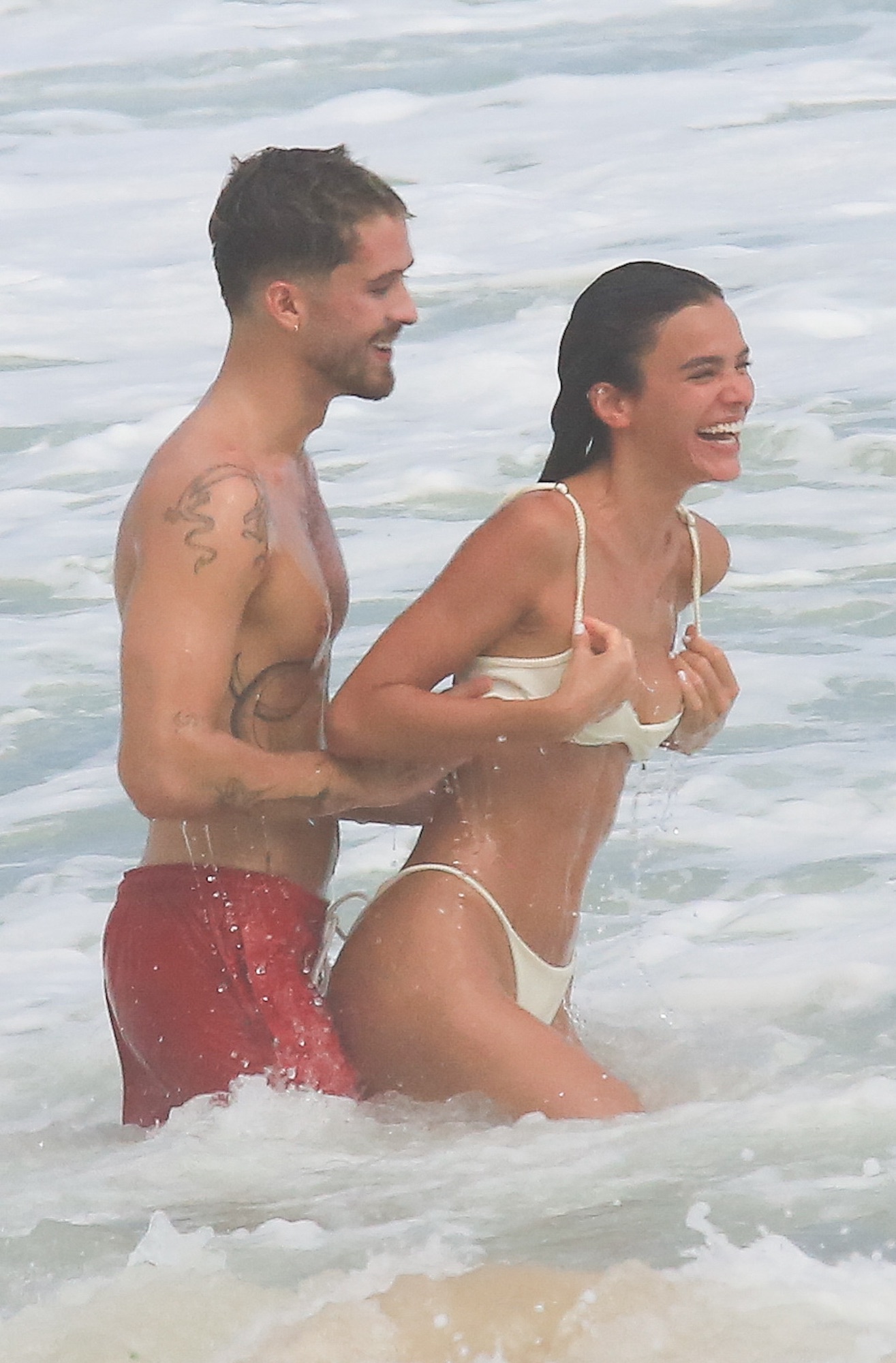 Doces ou travessuras: No dia Halloween João Guilherme e Bruna Marquezine protagonizam cenas de muito amor e carícias em praia carioca