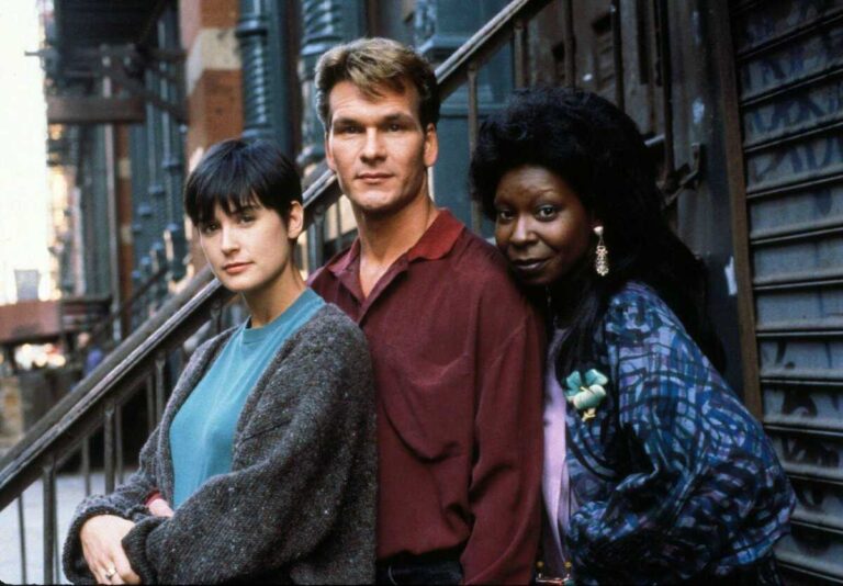 Em Ghost – Do Outro Lado da Vida,  o espírito de Sam (Patrick Swayze) encontra maneiras de proteger sua amada Molly (Demi Moore), em uma história inesquecível sobre amor e conexão além da vida