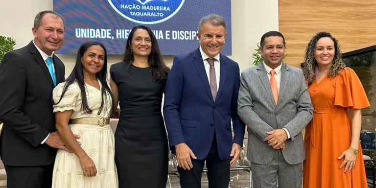 Eduardo Siqueira Campos em discurso de união na Igreja Assembleia de Deus, pregando paz e gestão inclusiva para Palmas.