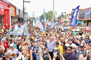 Na última caminhada da campanha, apoiadores de Eduardo Siqueira Campos carregam girassóis, símbolo de renovação e esperança, reforçando a conexão entre candidato e eleitores.