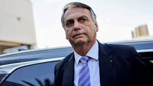 Jair Bolsonaro, com passaporte retido pela Polícia Federal, enfrenta restrições legais para comparecer à posse de Donald Trump nos EUA.