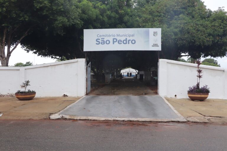 Visitantes homenageiam entes queridos nos cemitérios de Porto Nacional e Palmas, onde prefeituras preparam estrutura e celebrações para o Dia de Finados.