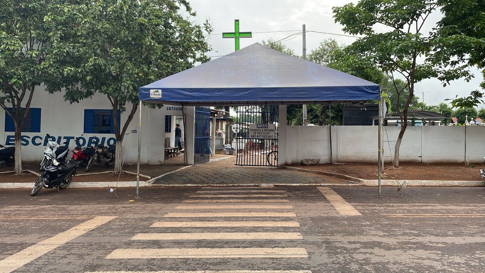 Entrada do cemitério municipal de Colinas, onde moradores e visitantes prestam homenagens aos entes queridos no Dia de Finados, em um ambiente de respeito e reflexão.