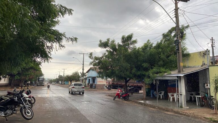 Colinas do Tocantins enfrenta chuvas intensas e ventos fortes, com alerta de tempestades emitido para esta terça-feira.