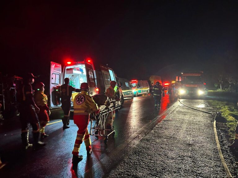 Capotamento de ônibus deixa quatro mortos e dezenas de feridos na BR-153 em Gurupi-TO