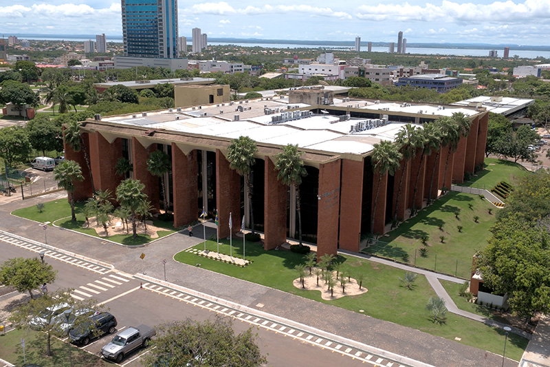 Decisão do Tribunal de Justiça do Tocantins determina a anulação do edital para diretores de escolas estaduais, reforçando que os cargos devem ser ocupados por servidores efetivos aprovados em concurso público