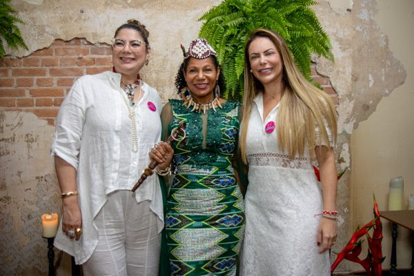 (Foto: {esq.} Chef Gil Gondim, Rainha Diambi e a Primeira Dama, Sra. Regina Nunes)