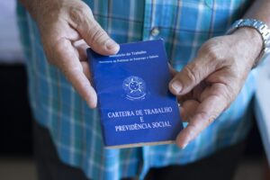 Carteira de trabalho simboliza segurança e direitos para novos contratados, refletindo o crescimento do emprego formal em Tocantins e no Brasil.