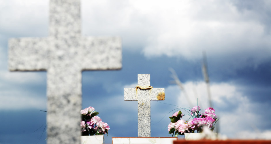 Fiéis acendem velas e depositam flores nos túmulos no Dia de Finados, em homenagem aos entes queridos e em renovação da esperança na vida eterna.