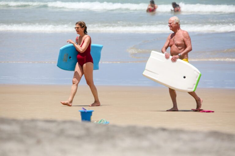 Rei Carlos Gustavo e a Rainha Silvia da Suécia são flagrados curtindo dia de Sol na praia de Itacarezinho na Bahia em Ilhéus