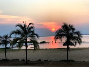 A Praia da Graciosa é um dos cartões-postais de Palmas, perfeita para curtir o pôr do sol e praticar esportes aquáticos