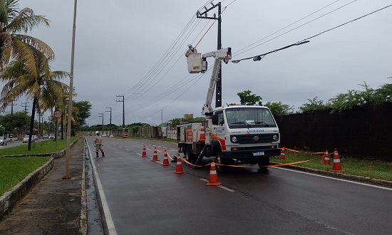 Equipes da Energisa Tocantins atuaram para restabelecer o fornecimento de energia em Colinas após descarga atmosférica na segunda-feira.