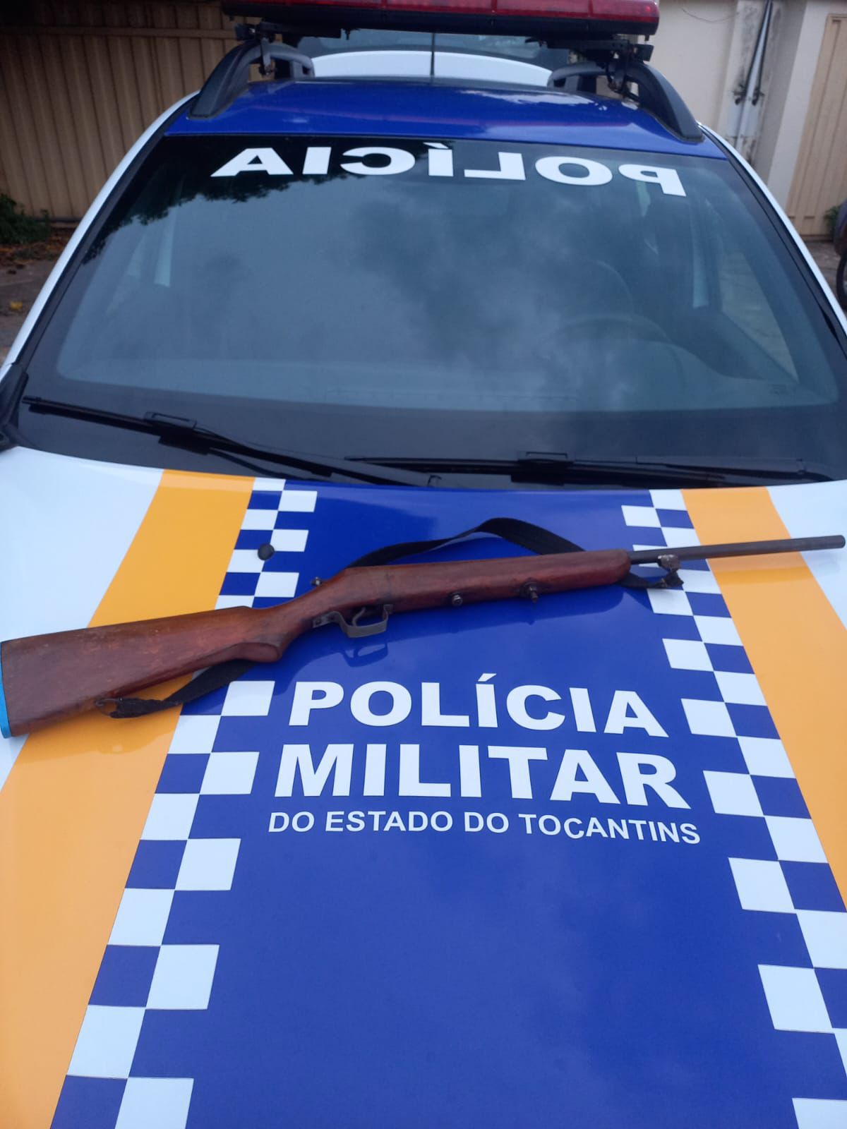 Polícia Militar de Colinas prende homem armado com espingarda no setor industrial, garantindo a segurança de moradores e frequentadores da região