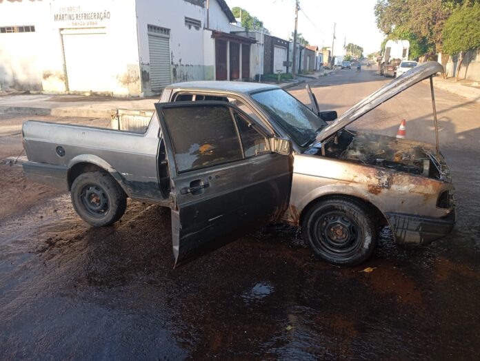 Bombeiros combatem incêndio em veículo no setor Sol Nascente, Gurupi. Fogo foi rapidamente controlado, sem registro de feridos.