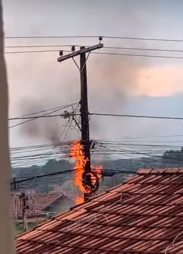 Residência no Setor Novo Planalto sofre danos após raio durante tempestade; prejuízos incluem eletrônicos queimados e fiação danificada.