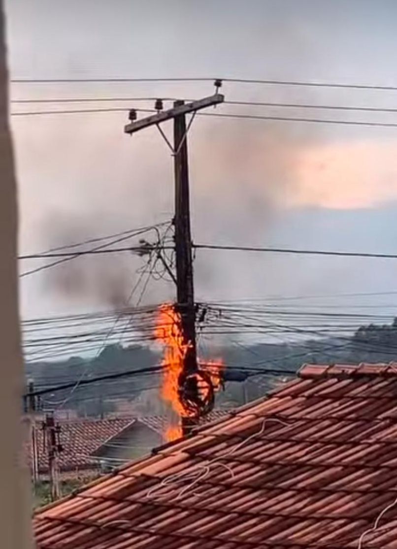 Residência no Setor Novo Planalto sofre danos após raio durante tempestade; prejuízos incluem eletrônicos queimados e fiação danificada.