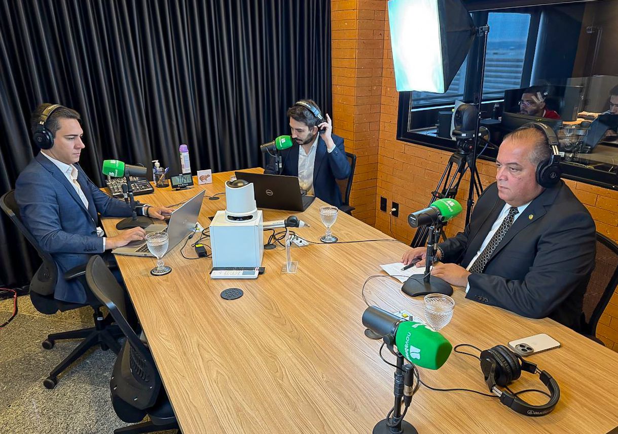 Senador Eduardo Gomes destaca a importância do marco regulatório da inteligência artificial em entrevista à Nova Brasil FM. 'Equilíbrio entre inovação e direitos fundamentais' foi o foco do PL 2338/2023