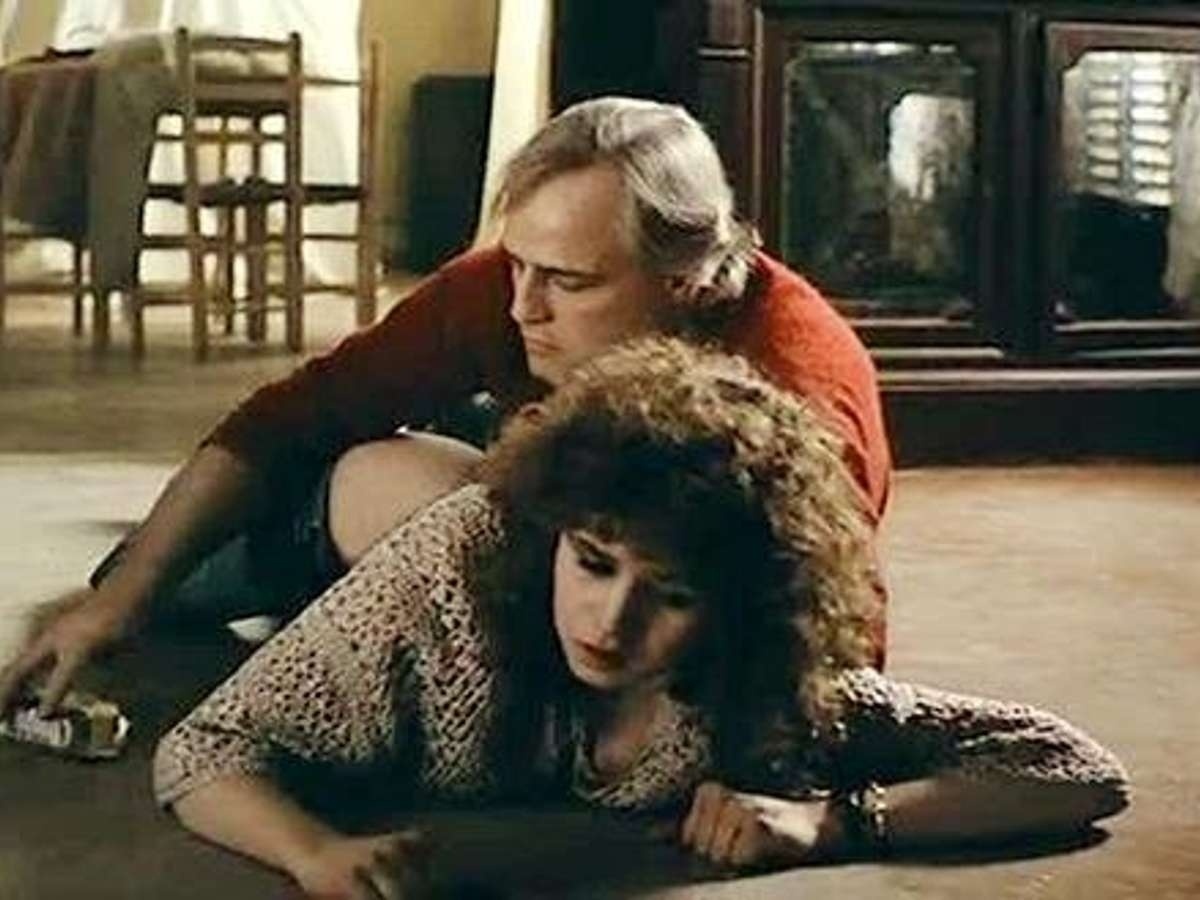 Marlon Brando e Maria Schneider protagonizam cenas intensas e marcantes em O Último Tango em Paris, um clássico carregado de erotismo e drama