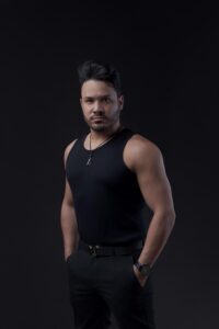 Marcelo Martins, cantor e compositor, dono da voz que o mundo não esquece pelos sucessos “Eu Quero Tchu, Eu Quero Tcha”, “Louca Louquinha” e “Joga o Copo pro Alto”. Atualmente em carreira solo, também é autor de hits como “Na Linha do Tempo”, “Dez Minutos Longe de Você” e “Incondicional”. Ao lado de Letícia Mendez, se prepara para lançar uma música romântica no início do próximo semestre.