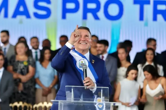 Eduardo Siqueira Campos durante a posse no Espaço Cultural, carregando símbolos do legado de Siqueira Campos, como a pomba do Espírito Santo.